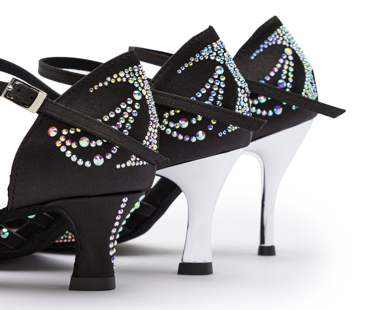 DQ L3M Tanzschuhe von Dancing Queens: Schwarze Satin High Heels mit Strass, silberne Stilettos von der Seite betrachtet.